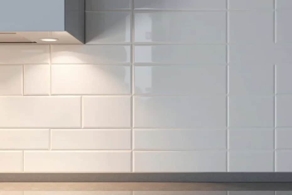 Jak wykończyć kafelki na ścianie, by uniknąć estetycznych błędów Jak wykończyć kafelki na ścianie, by uniknąć estetycznych błędów