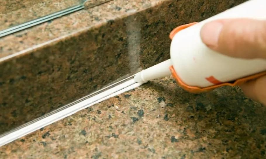 Jaki silikon do brodzika? Wybierz najlepszy, unikaj pleśni i przecieków