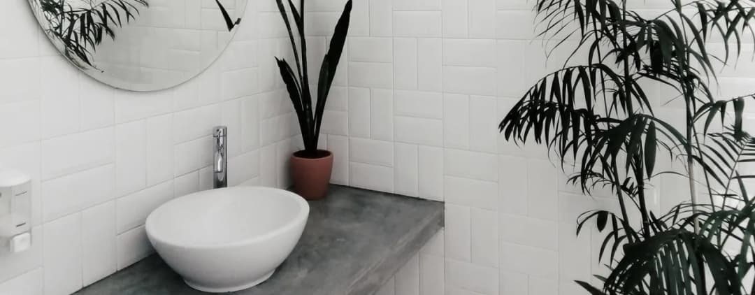 Jak pomalować kafelki łazienkowe i uniknąć najczęstszych błędów