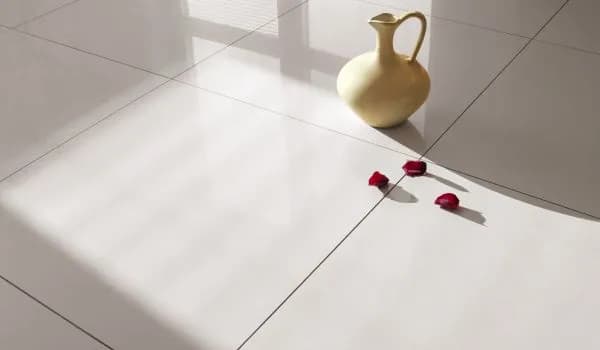 Czym myć gres szkliwiony, aby uniknąć uszkodzeń i zachować blask?