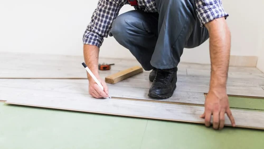 Jak położyć panele winylowe na kafelki bez błędów i kosztów