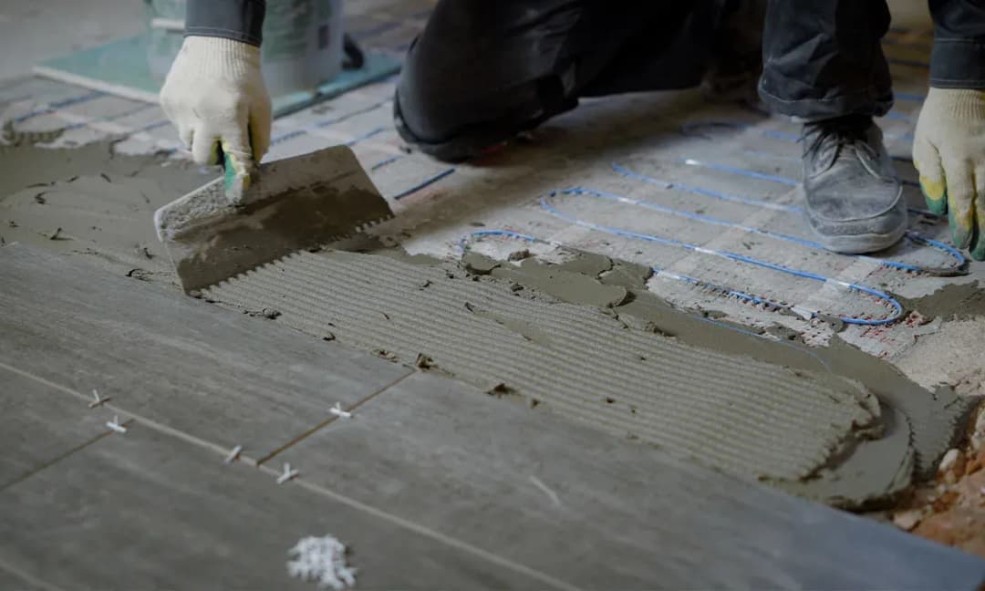 Gres czy terakota na ogrzewanie podłogowe – co wybrać dla komfortu?